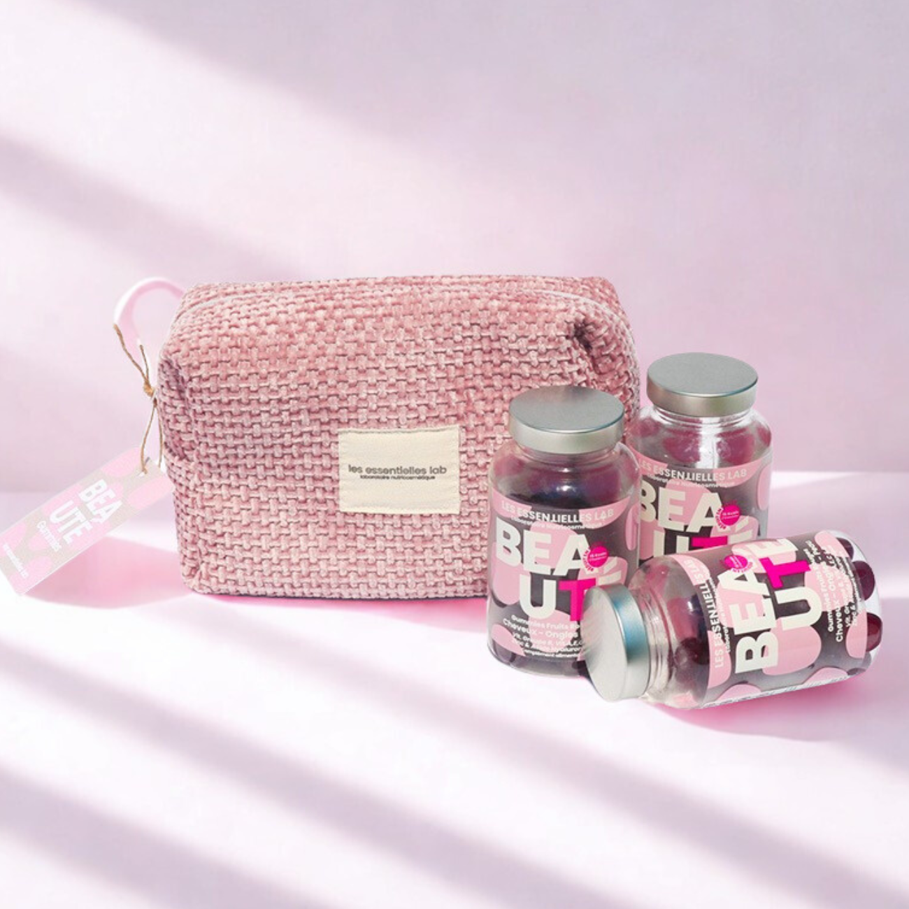 LES ESSENTIELLES LAB TROUSSE BEAUTE GUMMIES FRUITS ROUGES 3 BOITES 1 les essentielles lab trousse beaute gummies fruits rouges boites png