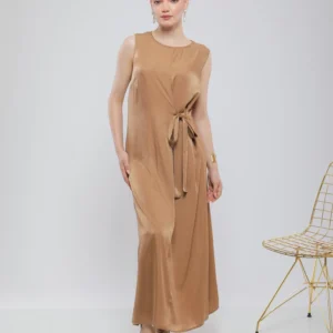 ROBE LONGUE À NŒUD SUR LE DEVANT