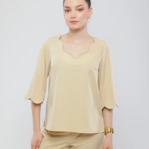 BLOUSE COURTE À BORDURES FESTONNÉES