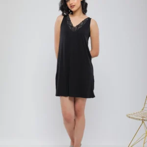 CHEMISE DE NUIT COURTE A COL EN DENTELLE
