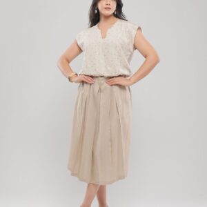 ENSEMBLE EN LIN CHIC AVEC HAUT À SEQUINS ET JUPE MIDI PLISSÉE