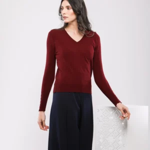 PULL UNI COL EN V A BOUTONS SUR LES MANCHES