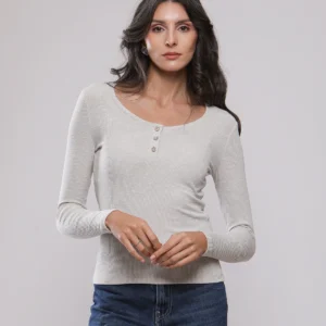 T-SHIRT MANCHES LONGUES AVEC ENCOLURE BOUTONNÉE