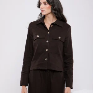 CHEMISE COURTE AVEC POCHES PLAQUEES